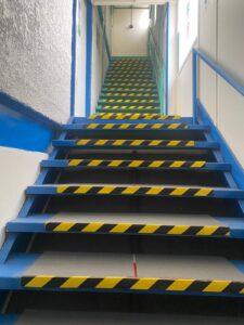 Escaleras con señalización de seguridad